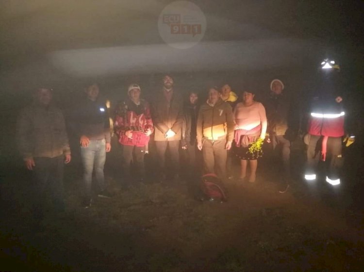 Turistas extranjeros fueron rescatados en el Quilotoa por miembros del  Cuerpo de Bomberos de Pujilí