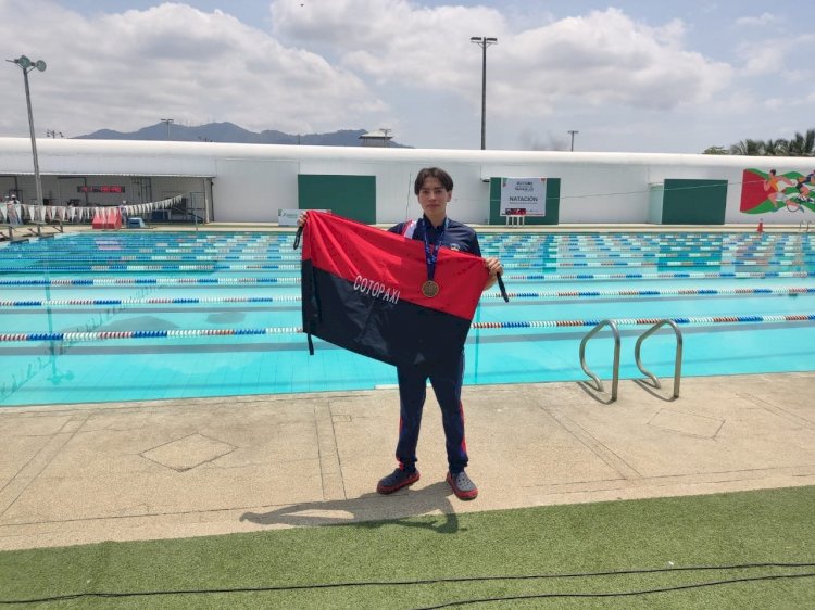 Eduardo Romero logro su medalla de bronce en la disciplina de natación en los Juegos Pre Juveniles 2022