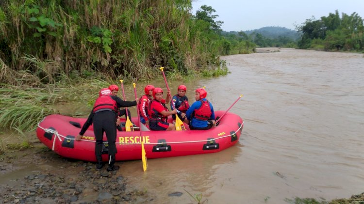 Cinco personas rescatas de la creciente de un río en Arajuno