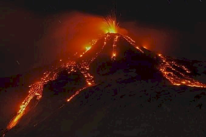 Italia: una nueva erupción del Etna cubrió de cenizas las ciudades alrededor del volcán