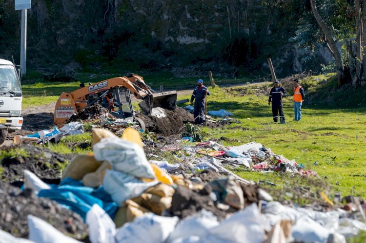 Municipio trabaja en la limpieza de varios sitios críticos del cantón que se han tornado como botadero de basura  y escombros