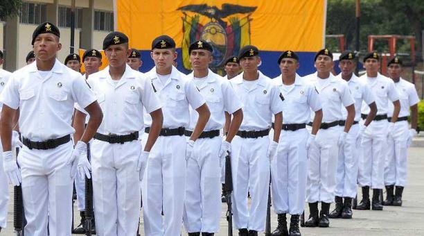 Las profesiones que se requieren para postular en la Armada del Ecuador para oficiales y tripulantes especialistas.