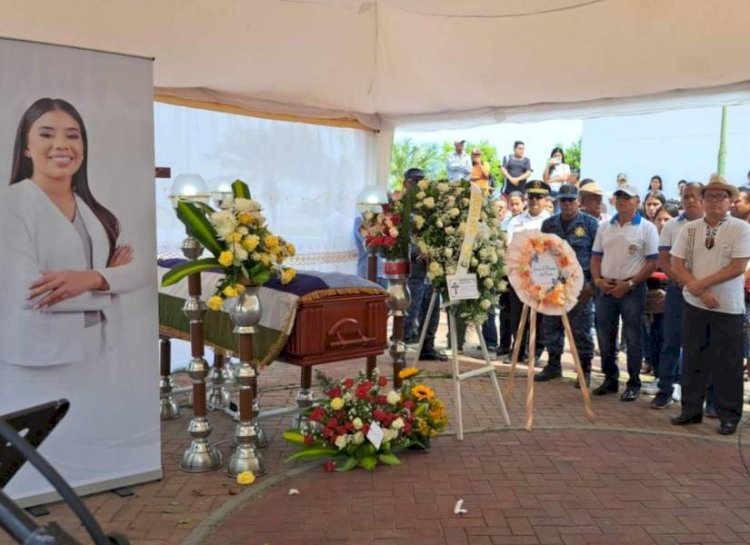 Familiares y allegados despidieron a Brigitte García en San Vicente, Manabí