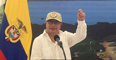Petro suspende reunión de gabinete con Ecuador por incursión de embajada mexicana en Quito
