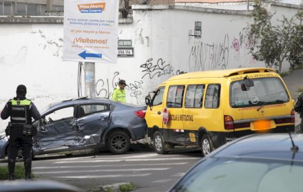 Un policía falleció en siniestro de tránsito en el centro de Quito; más personas heridas